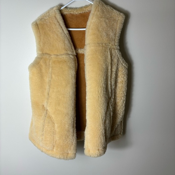 Vintage shearling unisex vest coat with pockets & toggle closure - Picture 4 of 14
